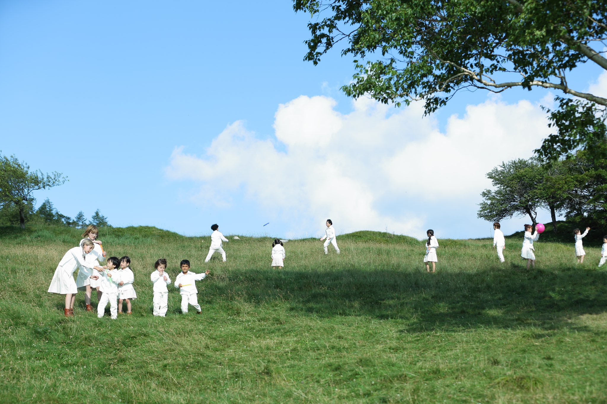 約束のネバーランド 公式 Gfハウス には元気な子供たちが勢揃い 鬼ごっこのシーンでは毎回本気で走り 食事のシーンでは自分の好きなものから食べようとする そんな無邪気な子供たちの姿は 映画をさらに盛り上げる存在に