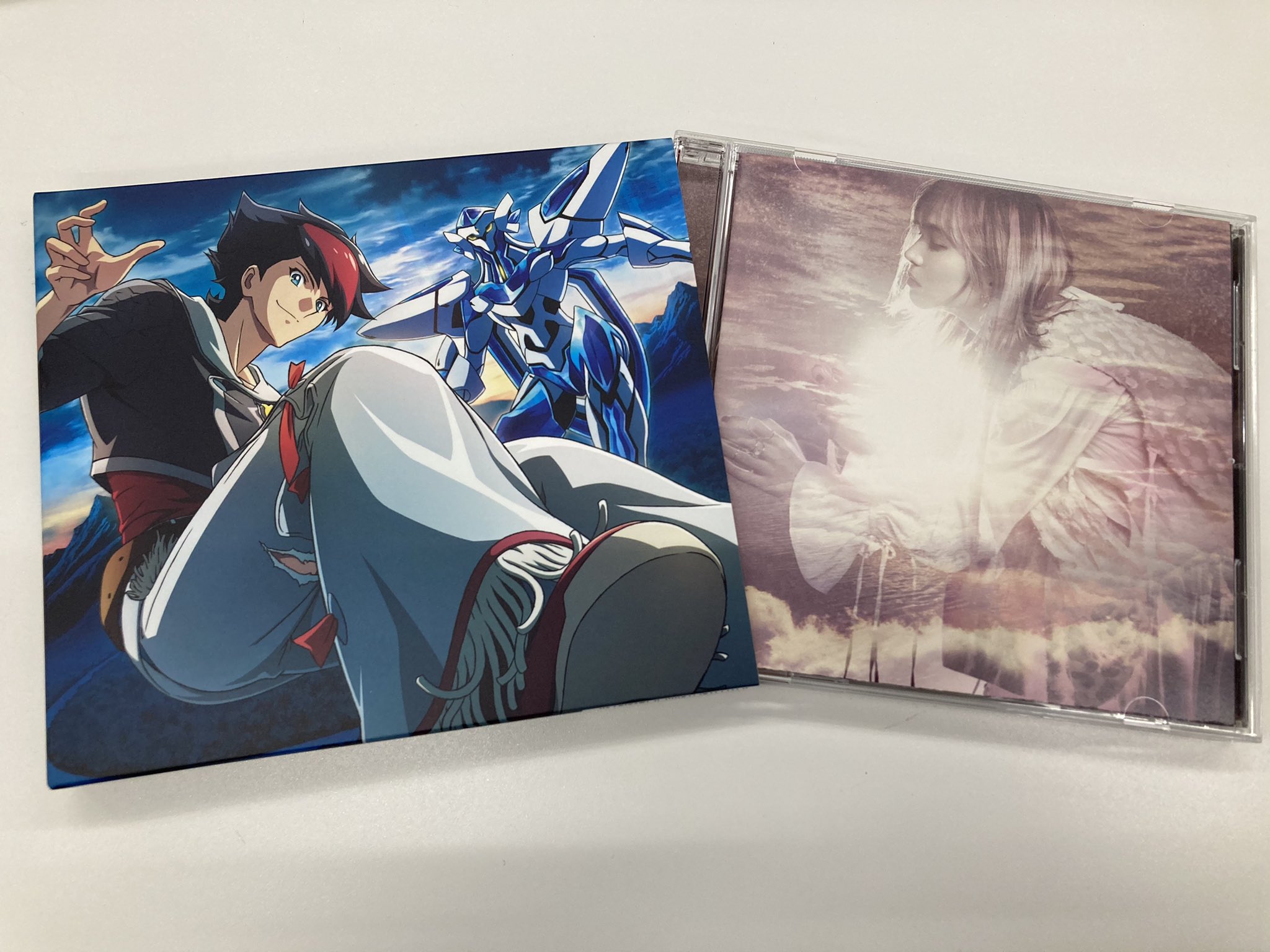 Lisa Staff Pa Twitter Lisaのnew Single Dawn が本日発売 Cdをゲットして Dawn をお楽しみください 初回仕様はアニメ描き下ろし三方背ケース付き Dl St配信もスタートです Dl St配信 T Co Qyzhvkkzrt Dawn Music Video T Co