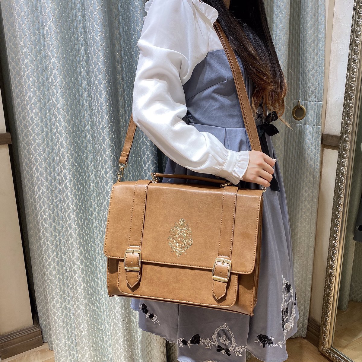 Amavel新宿店 セレクトアイテム ハリーポッターホグワーツロゴサッチェル ブラウン 7 700 フラップと裏地に ホグワーツのロゴ入り こちらのアイテムはセレクトアイテムです Harry Potter Flapperのコラボ商品であり Amavelとのコラボでは