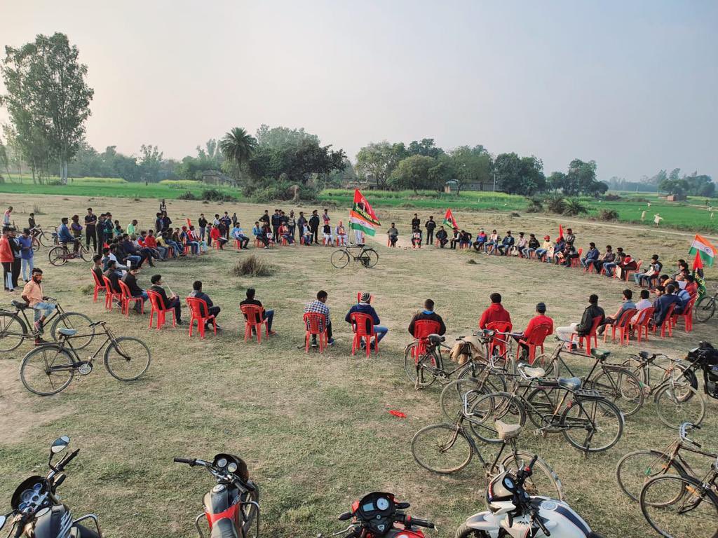 yadavakhilesh's tweet photo. ‘युवा घेरा’ कार्यक्रम की अपार सफलता ने दिखा दिया है कि प्रदेश में युवा शक्ति भाजपा सरकार की नीतियों से कितनी आक्रोशित है.

प्रदेश का युवा सत्ता के बदलाव के लिए एकजुट हो चुका है. 

#बाइस_में_बाइसिकल https://t.co/A0mJi8etqX