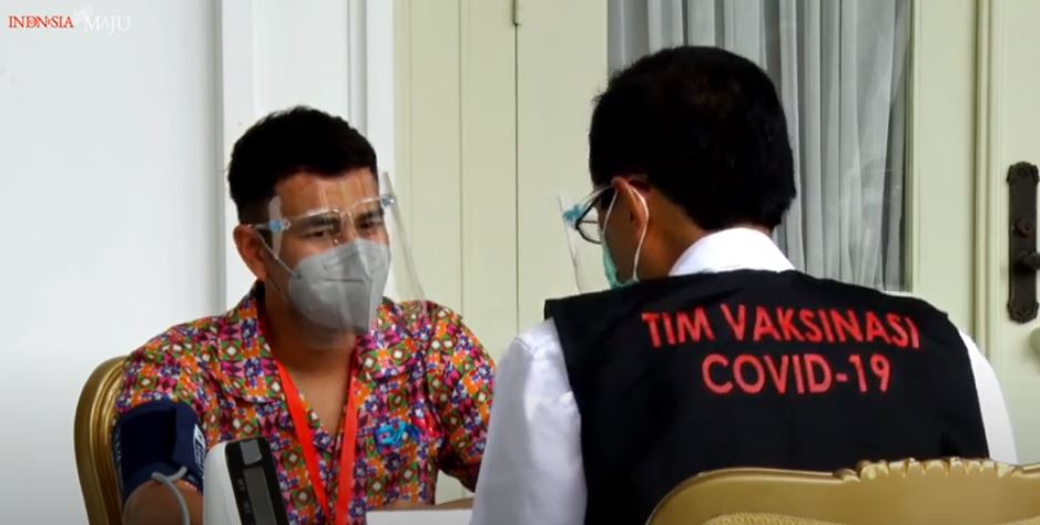 Sebelum disuntik vaksin Covid-19, kondisi kesehatan Raffi Ahmad terlebih dahulu diperiksa dengan cek tekanan darah beserta tanya jawab riwayat perjalanan.