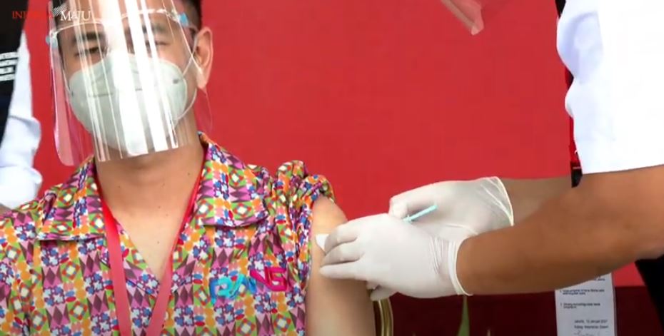 Raffi Ahmad disuntik vaksin Sinovac