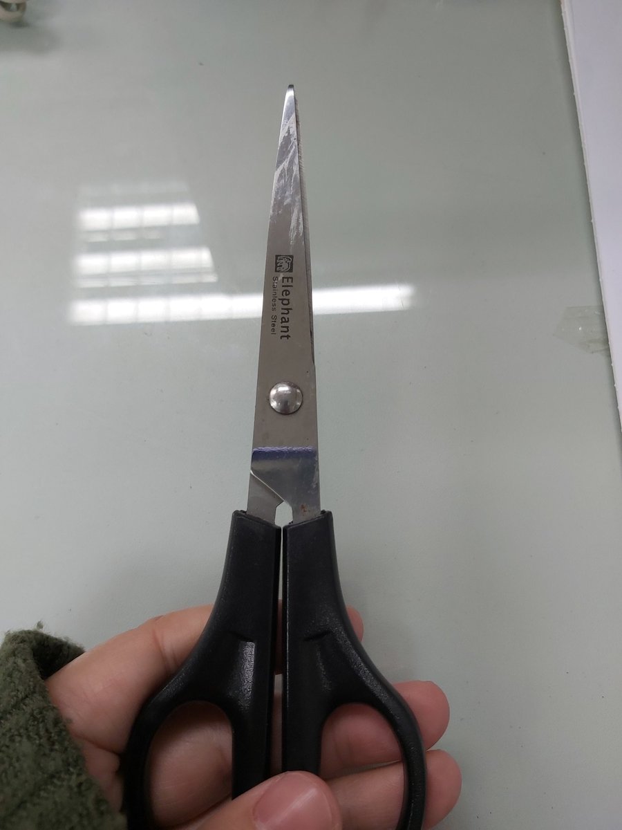 เวลาจะยื่นกรรไกรหรือของมีคมให้คนอื่น จับด้านไหนกัน
จับด้านแหลมกดรี     จับด้านถือกดเฟบ