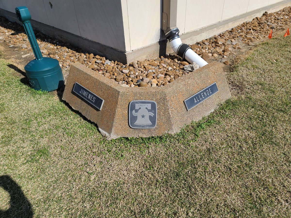 Hoy día, las calles aledañas del centro de la ciudad conservan sus nombres originales: Hidalgo, Allende, Jimenes, Cos. En 1836, después de la fatídica batalla de San Jacinto, algunos prisioneros mexicanos (Gral. Martin Perfecto de Cos y Col. Pedro Delgado) fueron detenidos ahi.