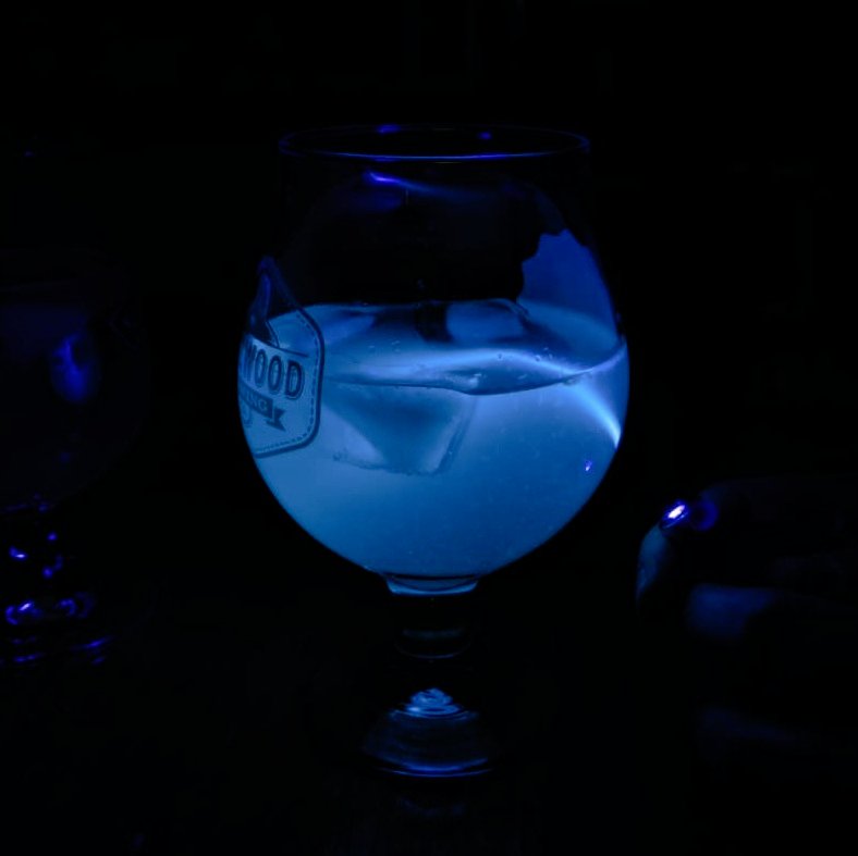 Lydia_Kisley's tweet image. My blue blocking glasses came with a 405 nm laser pointer, so I couldn&apos;t resist some #kitchenspectroscopy @NienhausFSU w my gin &amp;amp; tonic. Probably should&apos;ve waited to add the lime tho since there&apos;s #ColloidsRCool scattering @wirthlab