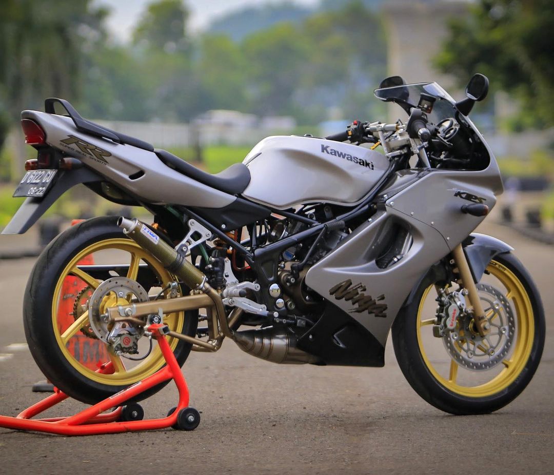 BikersRanger's tweet photo. Kawasaki sepi sekembalinya trend wisuki ! Segak berpenampilan ""standard modi"" bikin bohjan diabetes potong kaki ! Betulke RR dah takde yang pakai ? 🤔‼️
credit: ig egi_doubleeighteen
#thebikersranger #bikersranger #TBRraretrok #SangapThrottle #kawasaki #kr150 #rr150 #krz150 https://t.co/y7BA0TY8FK