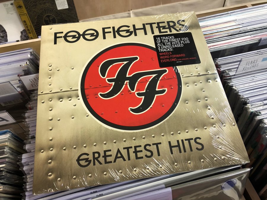 レコード屋 Foo Fightersの新作も間も無く入荷します 傑作デビューアルバムと名曲網羅のベスト盤のアナログを再入荷させました 他にもいろいろあります T Co Pg6bdilgbk