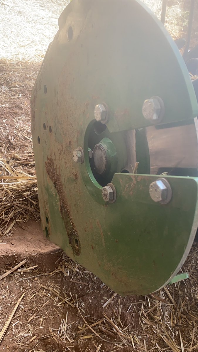 Cameron16649845's tweet photo. Broken the shaft off the end of the pickup rotor on a 2019 model 8 string Krone. Looking for a complete pickup rotor and or just the rotor from a burnt/wrecked baler. Liquid or folding remuneration pls retweet https://t.co/k3Gp0htZe7
