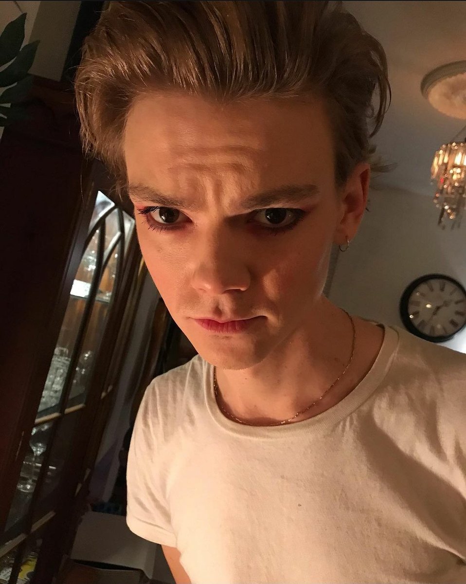 thomas brodie sangster's earring, a thread