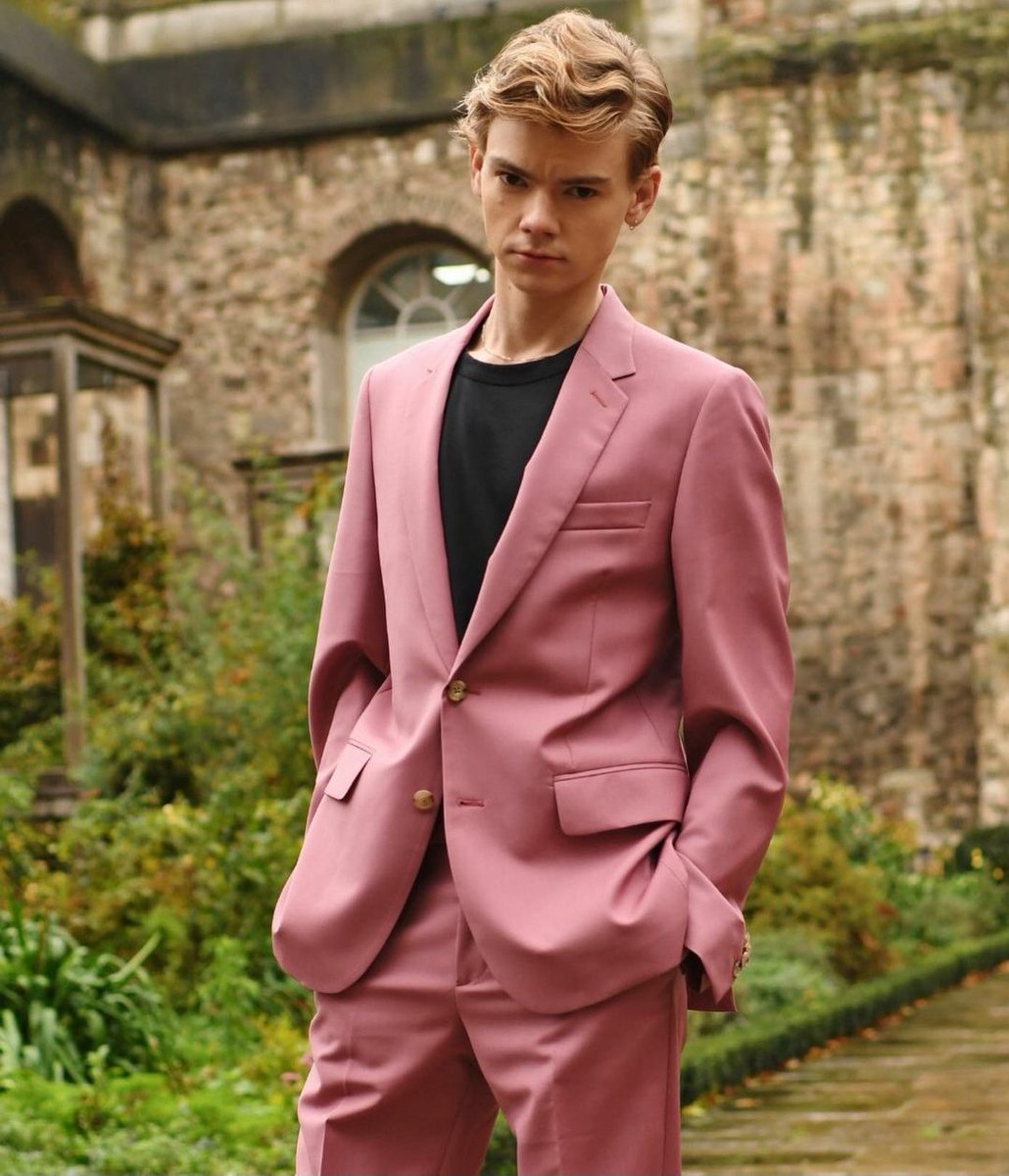 thomas brodie sangster's earring, a thread