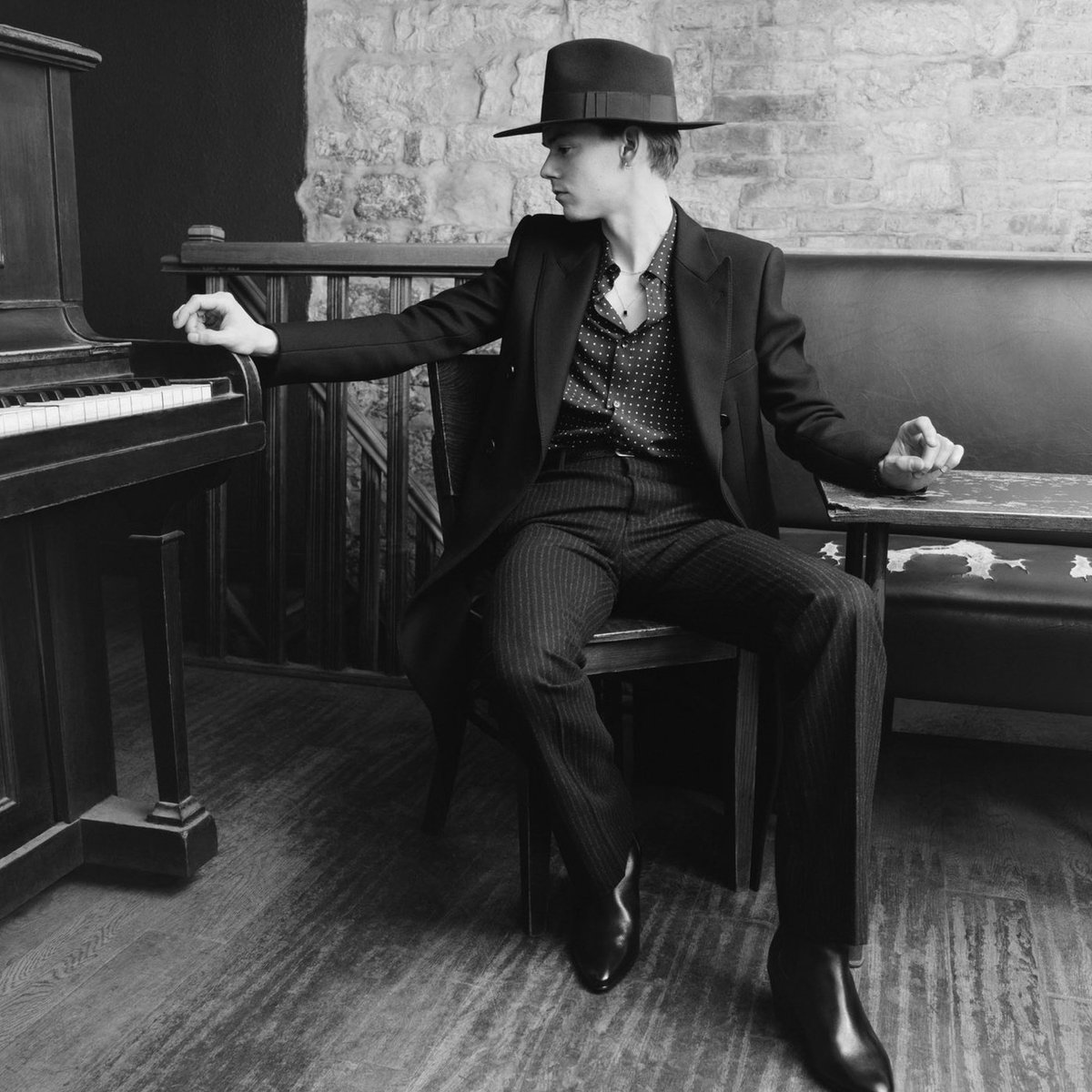 thomas brodie sangster's earring, a thread