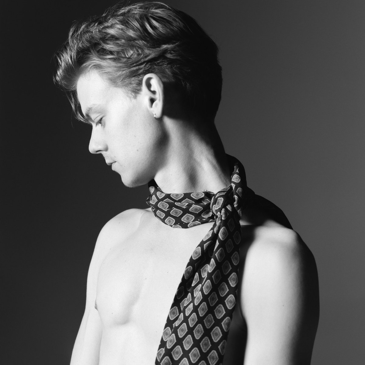 thomas brodie sangster's earring, a thread