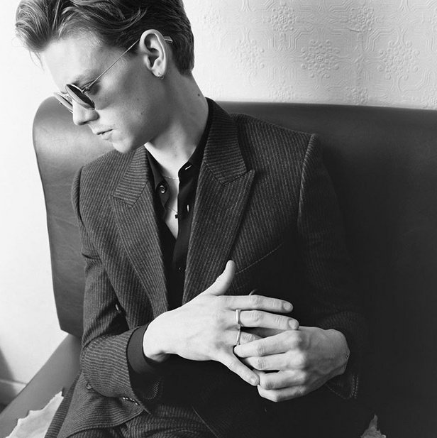 thomas brodie sangster's earring, a thread