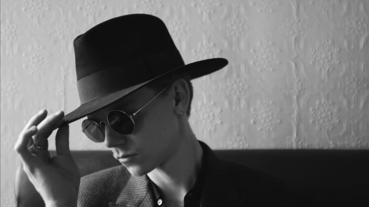 thomas brodie sangster's earring, a thread