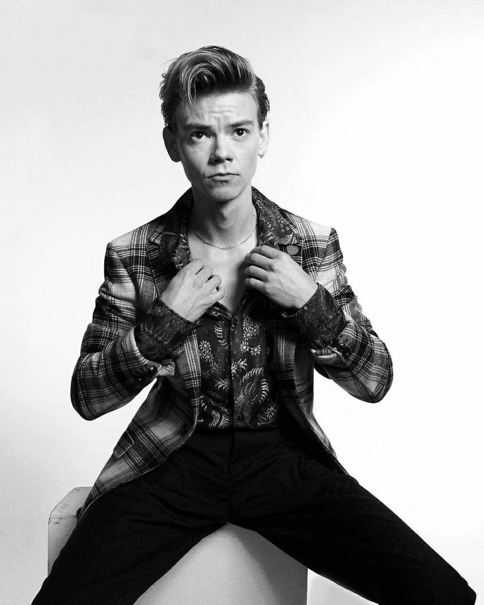 thomas brodie sangster's earring, a thread