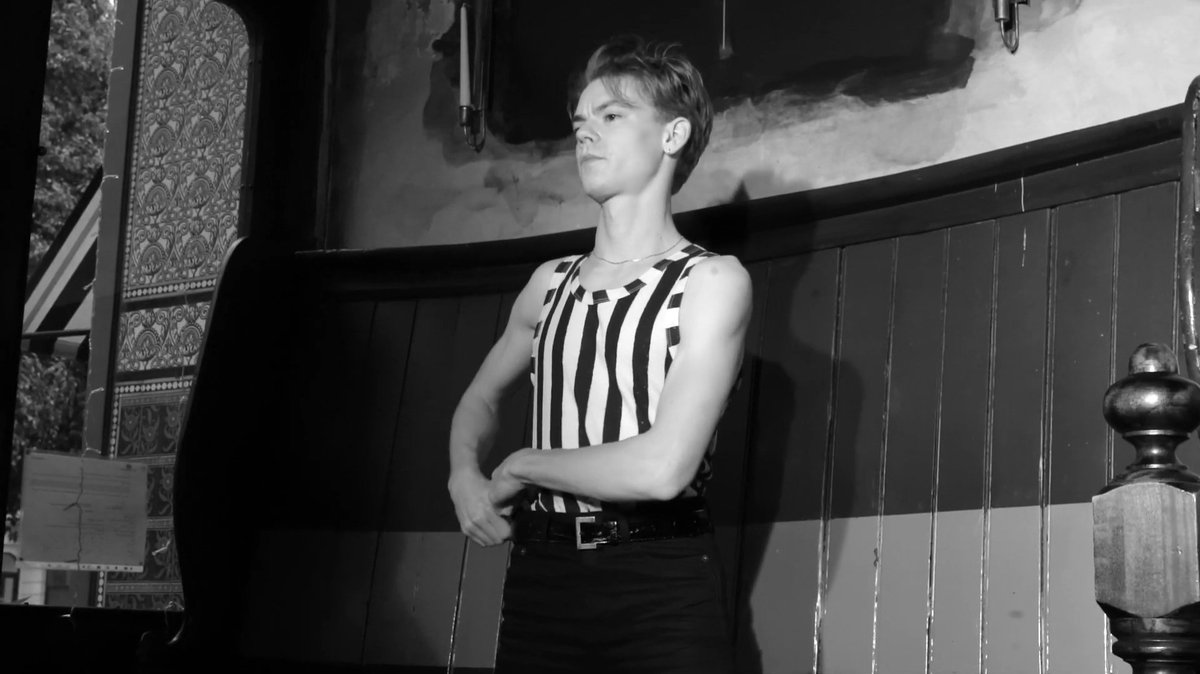 thomas brodie sangster's earring, a thread