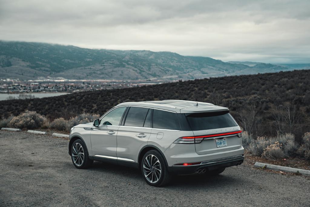 LincolnMotorCA's tweet image. Taking a moment to appreciate the view in the #LincolnAviator.