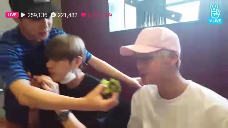 THEY ARE FEEDING EACH OTHER AAAAA