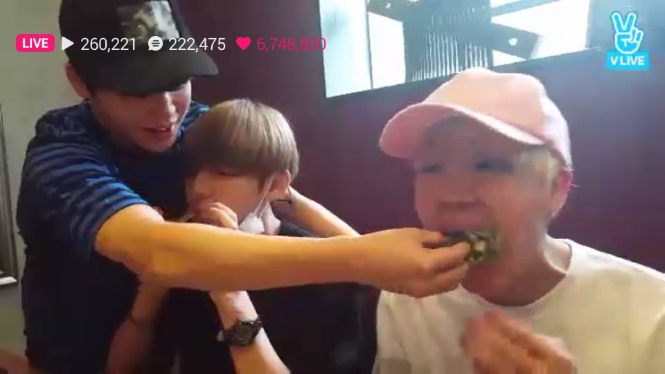 THEY ARE FEEDING EACH OTHER AAAAA