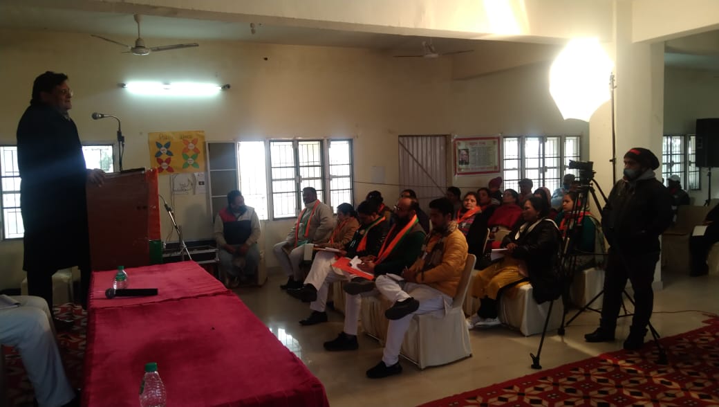 vishalsethpkl's tweet photo. मण्डल प्रशिक्षण शिविर कालका में सम-सामायिक विषयों पर कार्यकर्ताओं से चर्चा ...... https://t.co/fnitO5FxrM