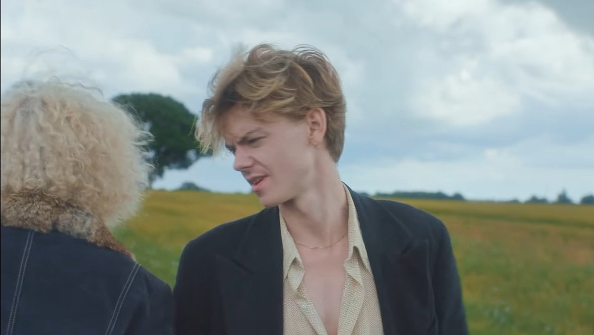 thomas brodie sangster's earring, a thread