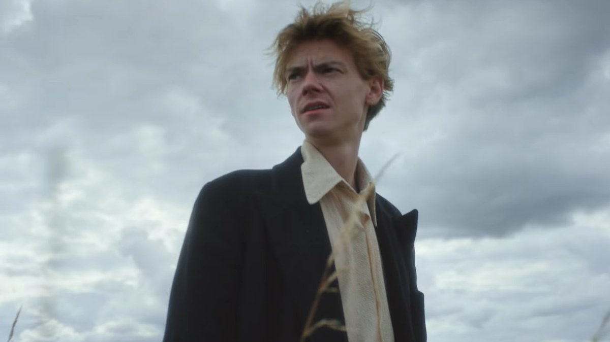 thomas brodie sangster's earring, a thread