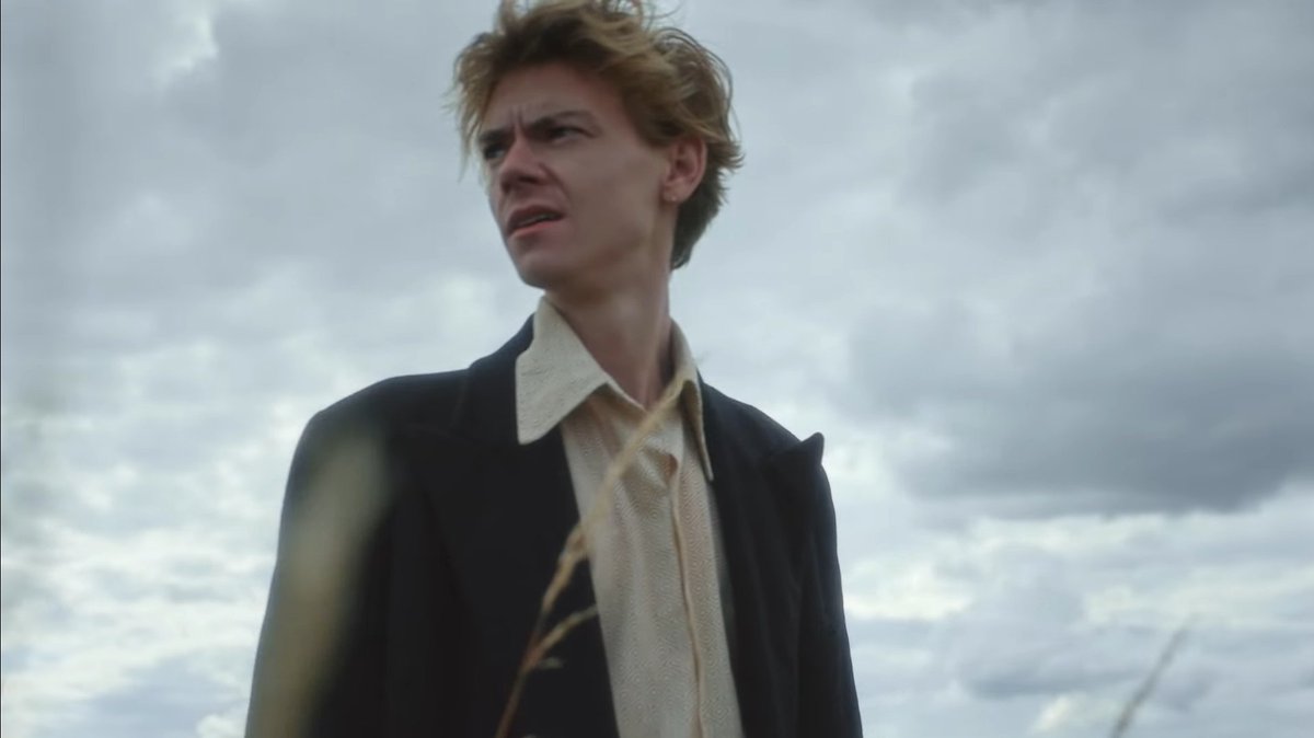 thomas brodie sangster's earring, a thread