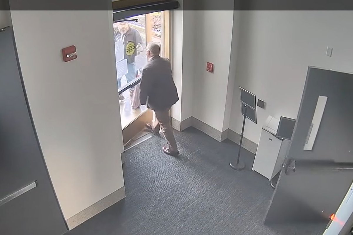 Rep. Mike Nearman, who allowed violent demonstrators into Oregon Capitol, issues statement with no contrition, lashes out at others trib.al/1bpRTAI