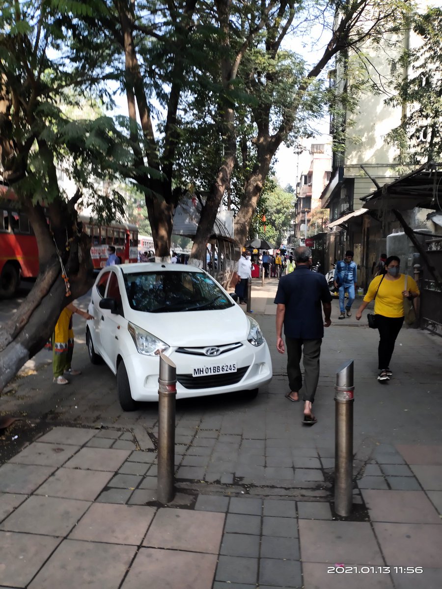 mumbaimatterz's tweet photo. #FreeOurFootpaths Please @MumbaiPolice @mybmcwardGN.
This is LJ Road near Mahim Bazaar Post Office. If it isn't a hawker, then it should be a biker or a car. Between bollards on the footpath. @DighavkarKiran ji, is this the #FootpathFirst initiative that we were promised? https://t.co/glQIcppKr0