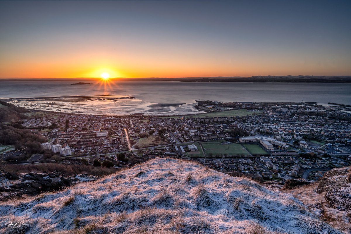 Johnpow1's tweet photo. Yesterday’s exercise was a walk over the Binn hill at Burntisland just as the sun was coming up. 

It is only 200m above sea level, but high enough to have a covering of snow. https://t.co/6GMKAx9Pqs