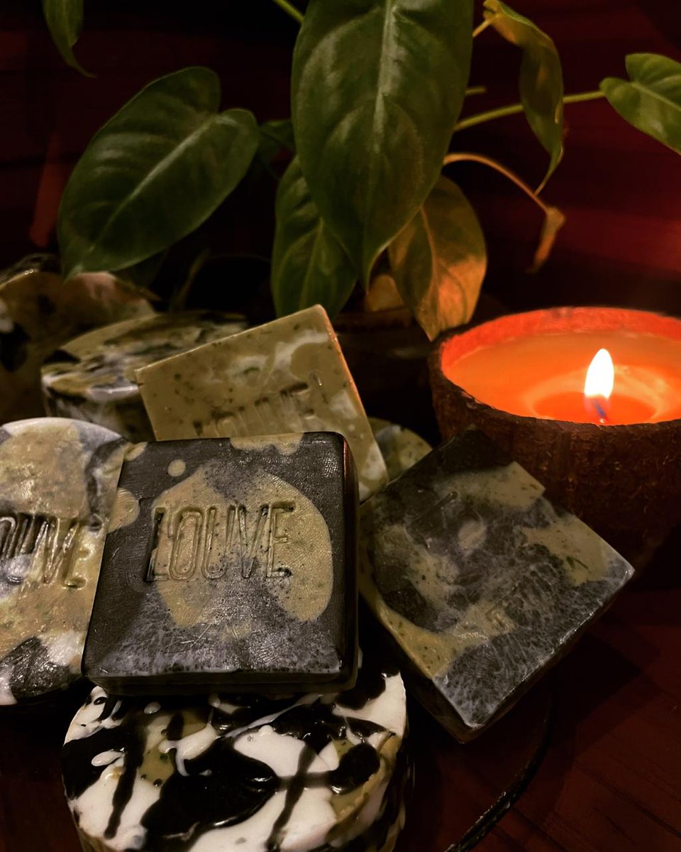 BathingE's tweet photo. • W I L D E R N E S S •

A blend of fresh lemongrass, peppermint, ginger &amp; hemp oil mixed with bentonite clay &amp; activated charcoal. 🌿 https://t.co/KS2249QA5k