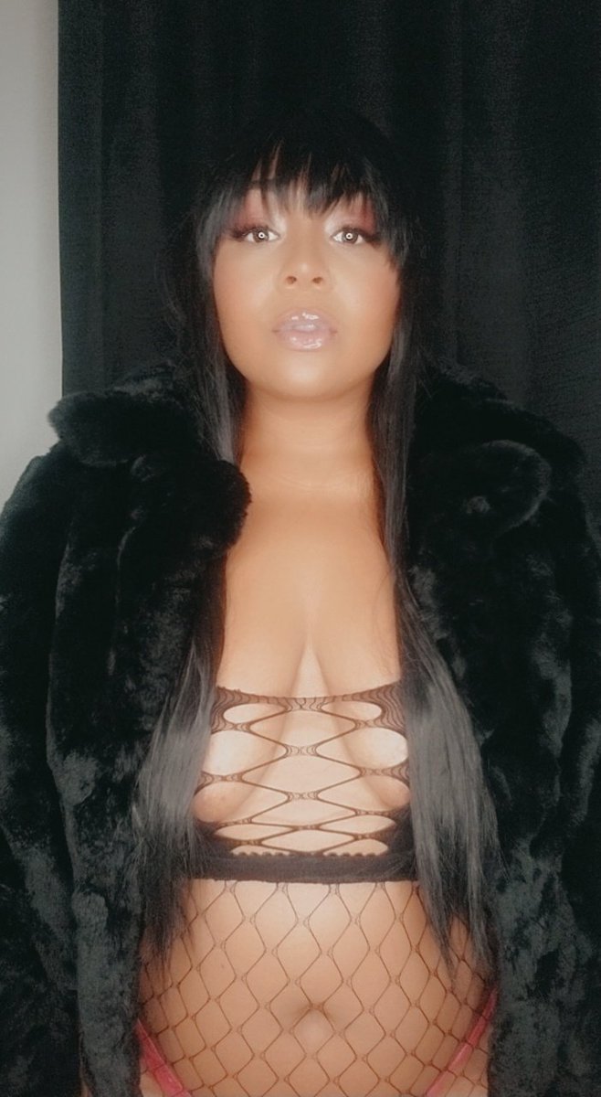 LexiCruz's tweet photo. This is my favorite coat but I need another one...  https://t.co/rK8sauNNnT https://t.co/PvpzPxDxxQ