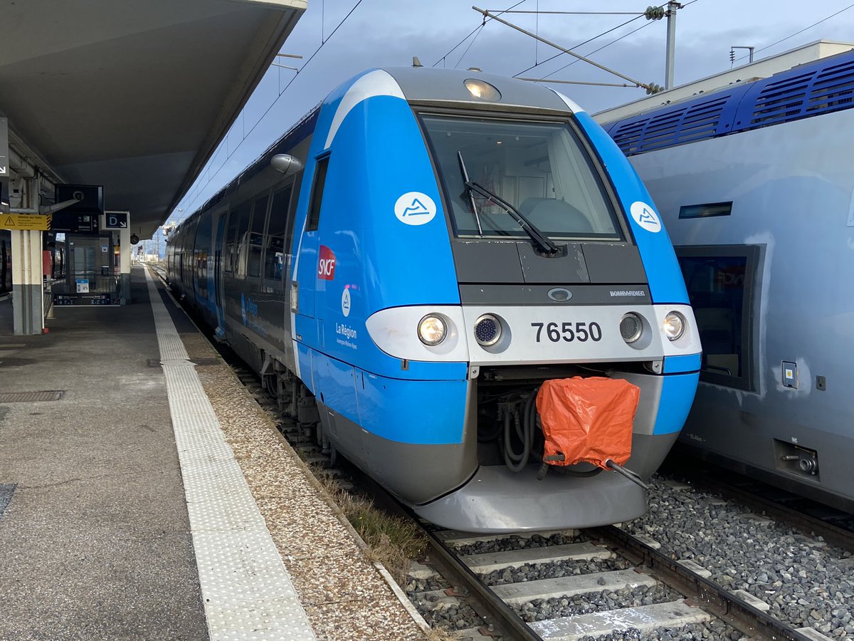 TrainKenny's tweet image. Bonjour bienvenue à bord du Cévenol #Ter873995 à destination de #NîmesCentre départ 16h35 Clermont-Ferrand masque obligatoire et il y’a du beau paysage à voir sur cette ligne Bon voyage avec @auvergnerhalpes @Occitanie @TrainCvnAuvergn @CEVENOL_TRAIN le (12/01/2021)