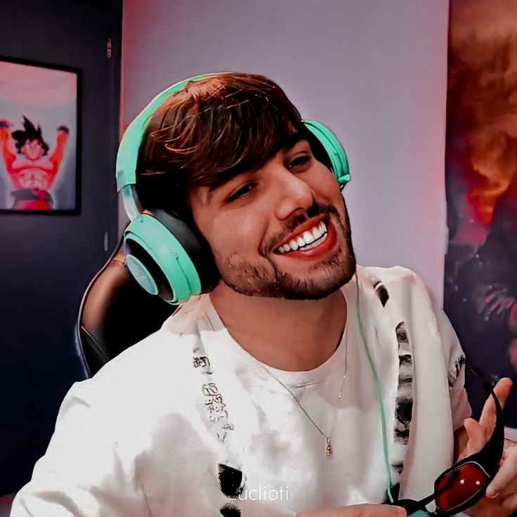 Lucas Olioti on X: olha o que chegou hoje placa de 10 milhões do canal “ t3ddy” muito obrigado por estarem aqui <3  / X