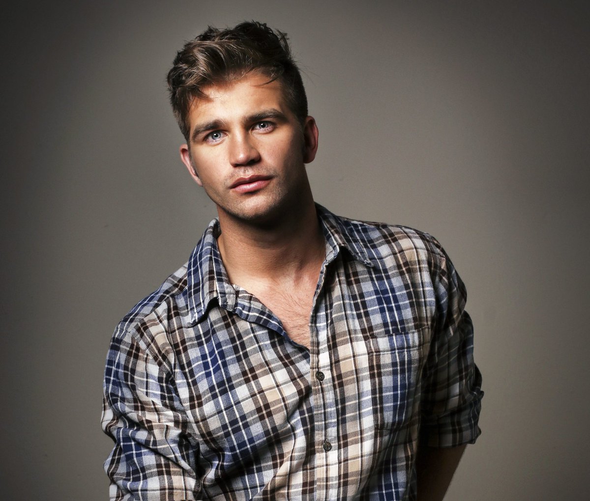 Staan sterk en vat die wereld aan.
Bly glo en bly hoop. 🌿

Geloof is die pilaar wat ons deur alles kan regophou. Al val die res van my wereld sal ek nooit ophou glo nie. Dit maak ons sterker as enige situasie. Die Here is goed. ☀️

Hoop die dag is n fees. 
🍐

📸: <a href="/WillemBotha/">Willem Botha</a>