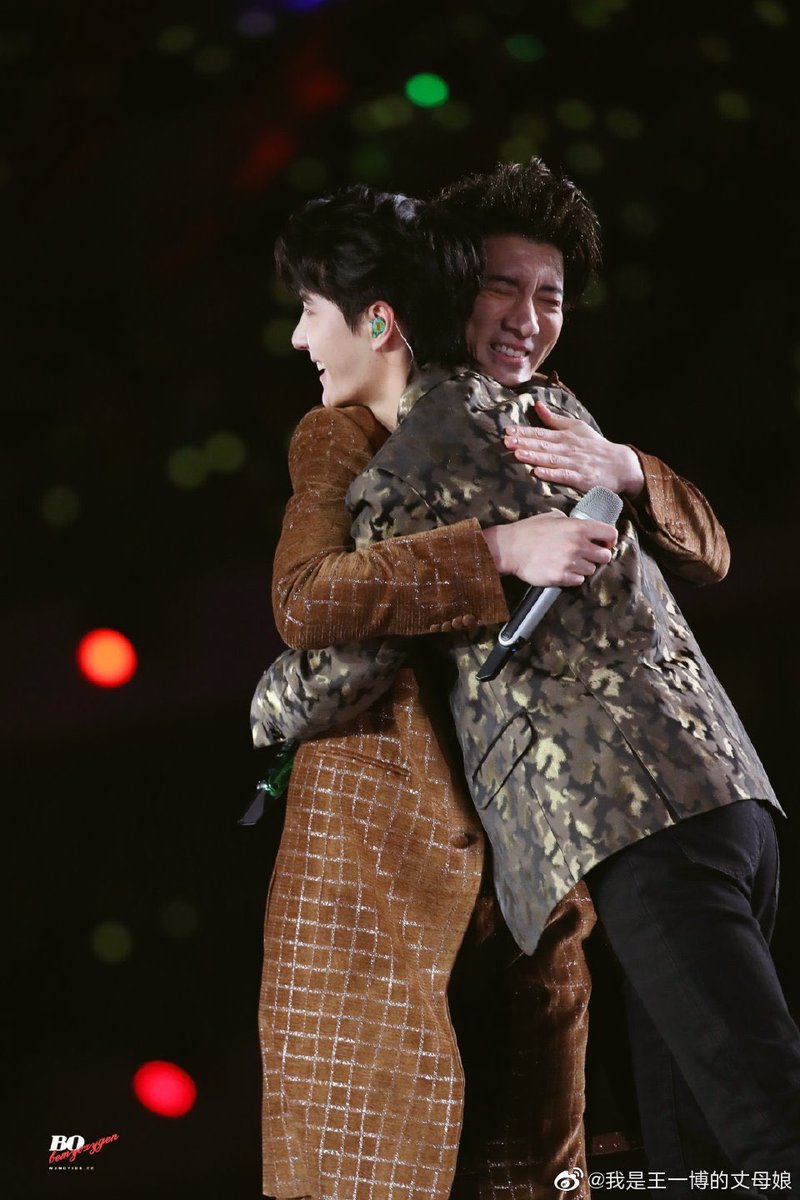 When the legendary Wang Leehom and Wang Yibo hugged it out after their SPECTACULAR PERFORMANCE