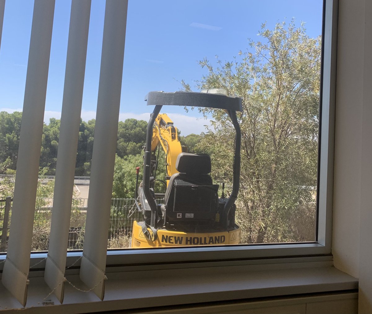 LizWalkleyHall's tweet photo. Today’s view! #flindersupgrade #flindersimprovements #officeviews #viewsfromthelibrary https://t.co/V9XPFwKsRo