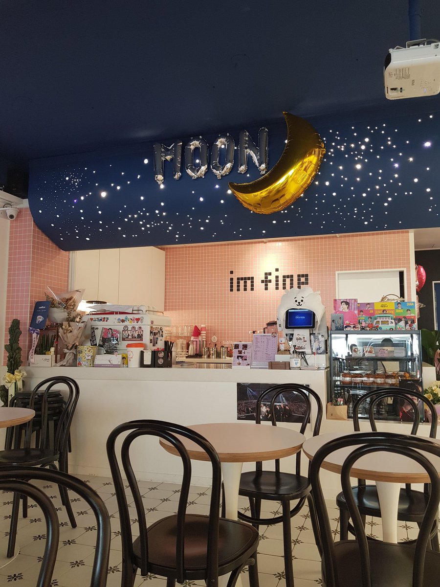 AammppUnun's tweet photo. อาร์มี่เปิดคาเฟ่ I'm fine cafe ในโซล จัดธีมร้านซอกจิน รักแค่ไหนคิดดู คนเดินเข้ามาก็รุ้แล้วว่าร้านอาร์มี่  RJ Kore พิจิน เต็มไปหมด..ขอให้พิจินได้ไปอุดหนุนนะ
Cr.pic @.intellijin https://t.co/8oIMM1q5Ki