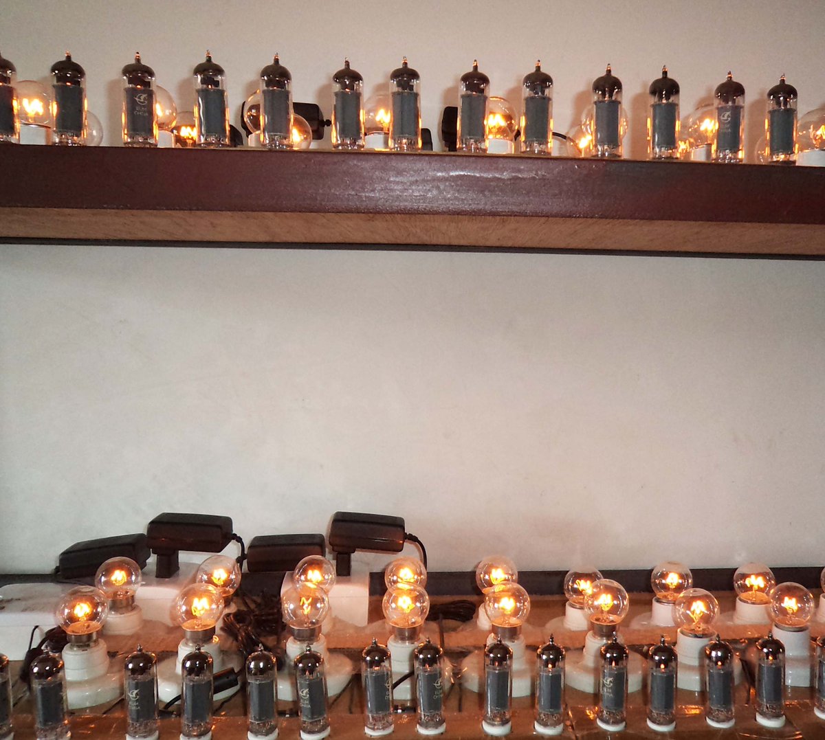 KLDguitaramp's tweet image. The 12AXX series tubes are the pin-compatible family of vacuum tubes (#12AX7,#5751, #12AT7, #12AY7, #12AV7, #12AU7,#ECC83) with differing gains. Each 12AXX contains two triode vacumm tubes. They are small signal Twin-triode vacuum tubes found in just about every tube amplifiers