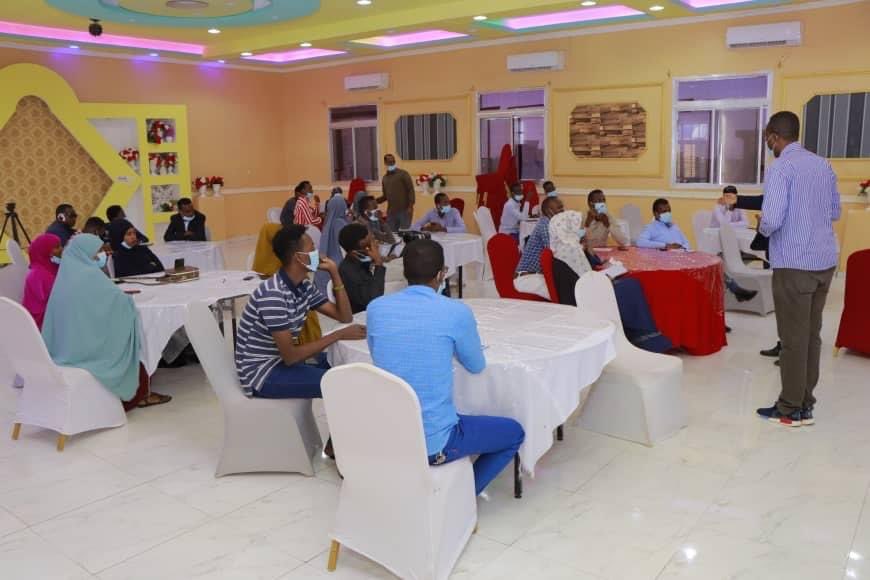 SomaliaPdrc's tweet photo. Under the road to sustainable peace program, with @HorncenterS, we will be concluding a 2-day media training on Peace Journalism and Conflict Sensitivity for Galkacyo North and South reporters, media influencers and executives. @PBFSomalia @SwissEmbassyKE https://t.co/AEZpp6UOYx