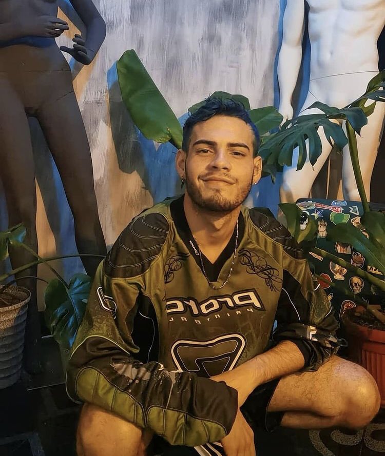 PacksDeHetero69's tweet photo. Chicos 
Alguien sabe como se llama o si tiene Twitter? 
O su Instagram 🤔 #gay https://t.co/YFXdh3rRtV