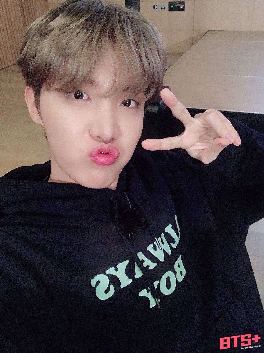 KimjungV97's tweet photo. [Behind cut] 210113 Run BTS! - EP.124

Jung hoseok (jhope)
@BTS_twt https://t.co/t9oWbIU2Up https://t.co/6roCfMJaNt