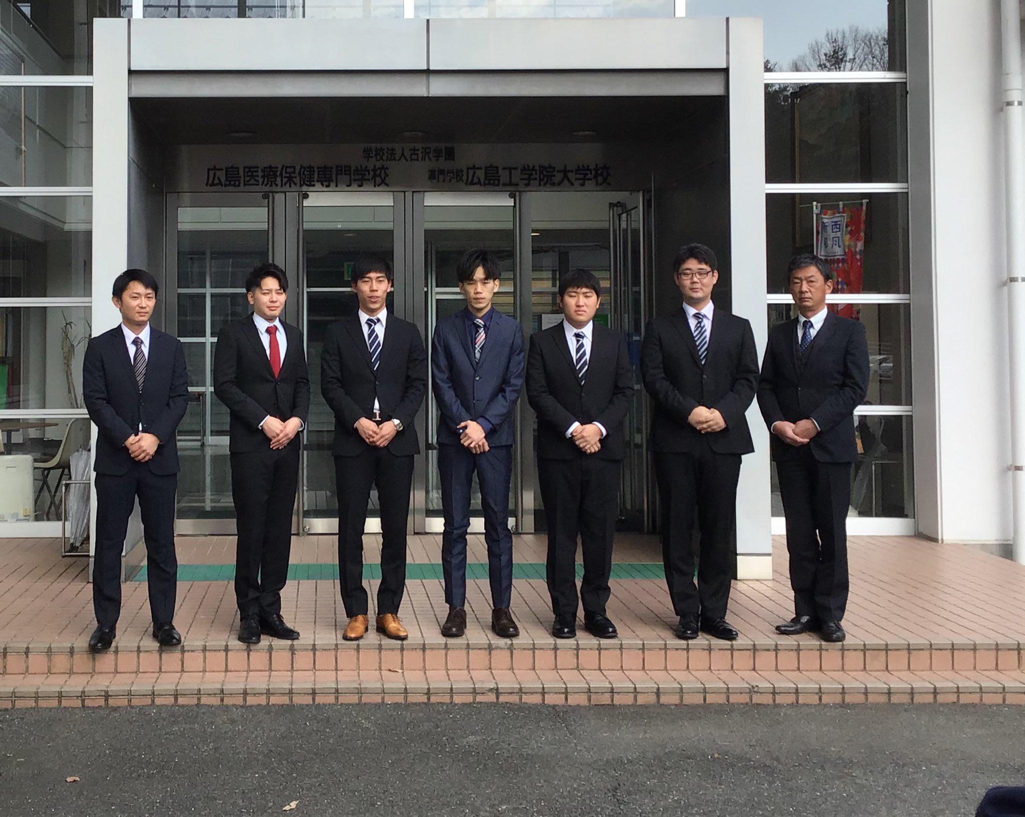 広島工学院大学校 本日 卒業アルバム撮影 周囲のガヤ隊が 和ませてくれて いい笑顔 広報mも 笑いっぱなしの時間でした 例年なら 卒業アルバム撮影後は 広島護国神社 にて 合格祈願ですが 今年は自粛 国家試験迄 ラストスパート 体調