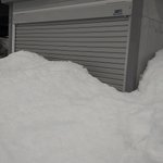 雪がたくさん積もったあと 雨予報が出たら 雪に切れ込みを入れておく と溶けるスピードが段違いだぞ Togetter