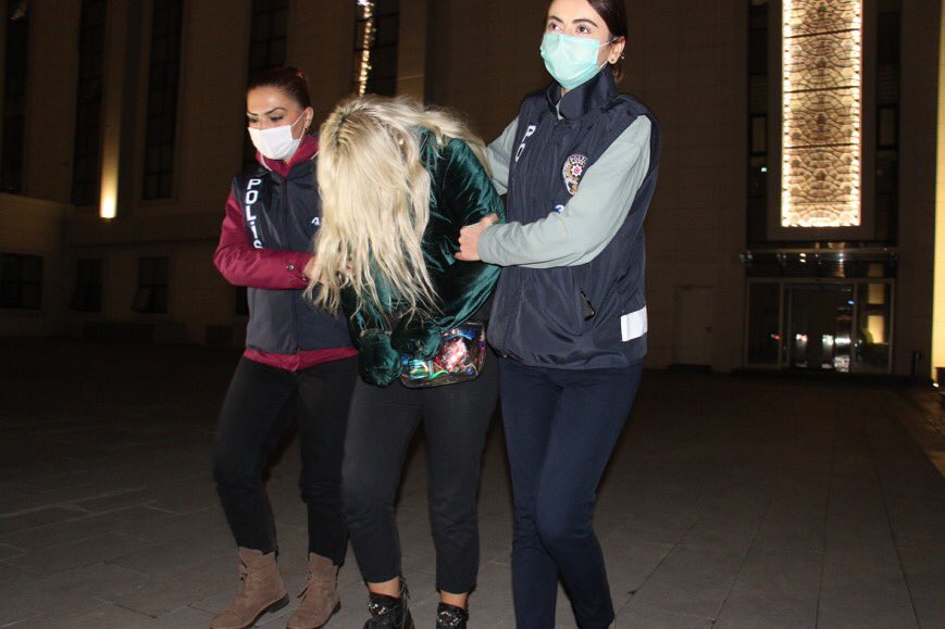 Uyuşturucu kullanırken çekilen görüntülerde Ümitcan Uygun'un yanında bulunan Fadime Büşra G, İzmir'de polis ekiplerince gözaltına alınarak Ankara'ya getirildi. #ÜmitCanUygun