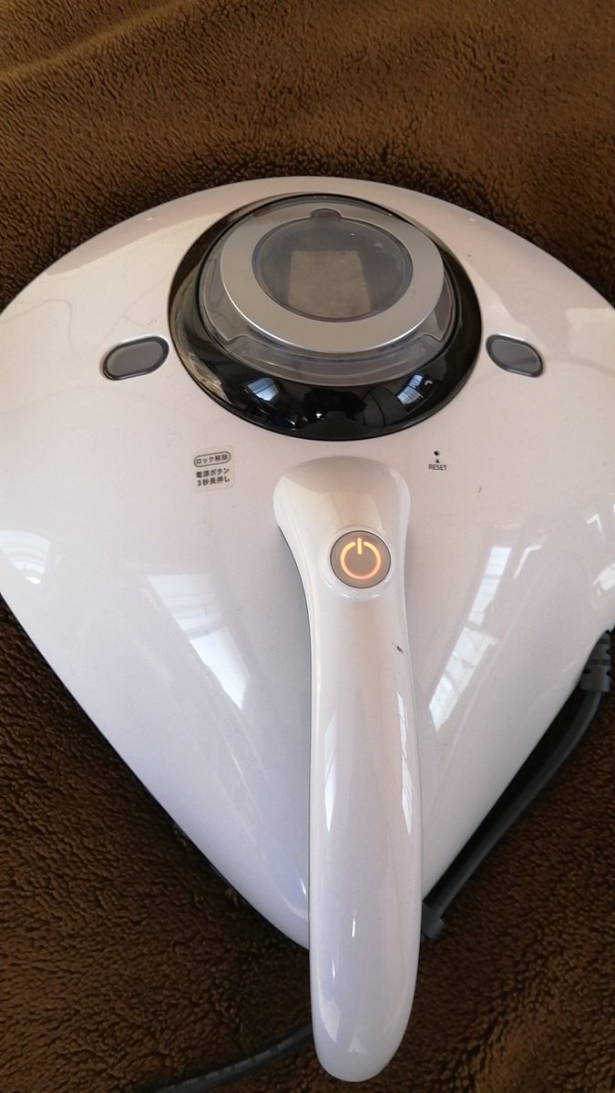 よしあき Yosiaki 布団掃除をしました レイコップを使ってます 白いのは ダニ その死骸 糞 卵らしいです 布団4枚とシーツでたくさん取れますね