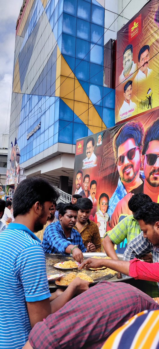 SasiGokul26's tweet photo. Thalapathy Fans Providing Free Biriyani To Public 👏👏👏🙏 @rakkicinemas #MasterFDFS #MasterFilm #ThalapathyVijay #Thalapathy #MasterAtRakki https://t.co/pnKAgt2Vtb
