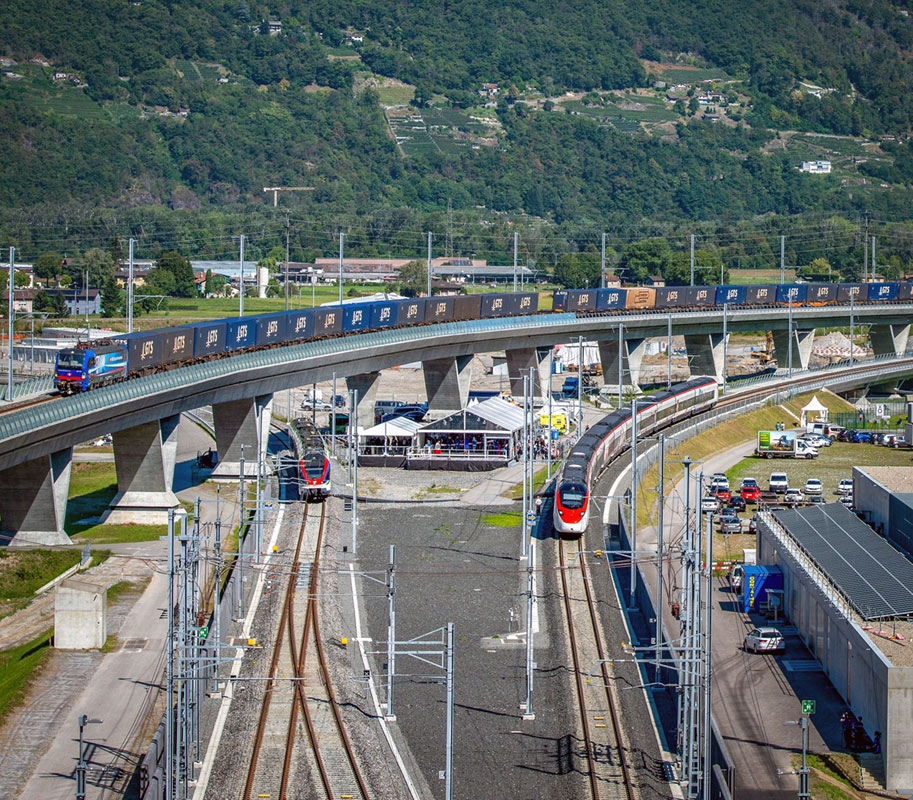 Esattamente un mese fa è entrato in vigore il nuovo orario dopo l'apertura ufficiale del #Ceneri2020. Oggi la tratta #Zurigo #Bellinzona richiede poco più di un'ora e mezza. I #verdiliberali sostengono l'apertura di una terza sede dell'ETH in #Ticino. #svizzera #swissuniversities