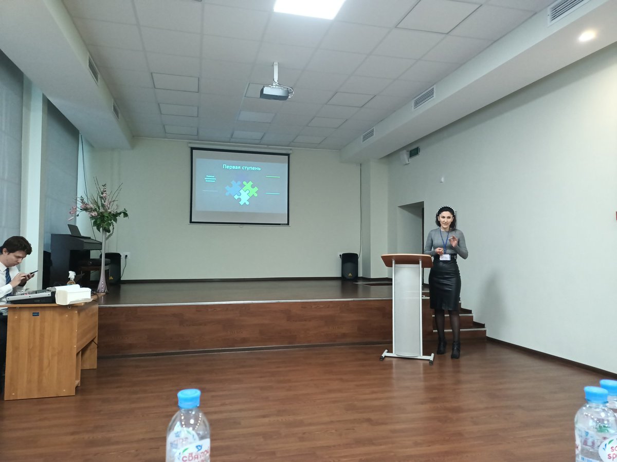 Старт окружному этапу 'Учитель года" дан. Конкурсанты и члены жюри. Первый этап конкурса на площадке образовательной организации школы N 81 г.о. Самара.