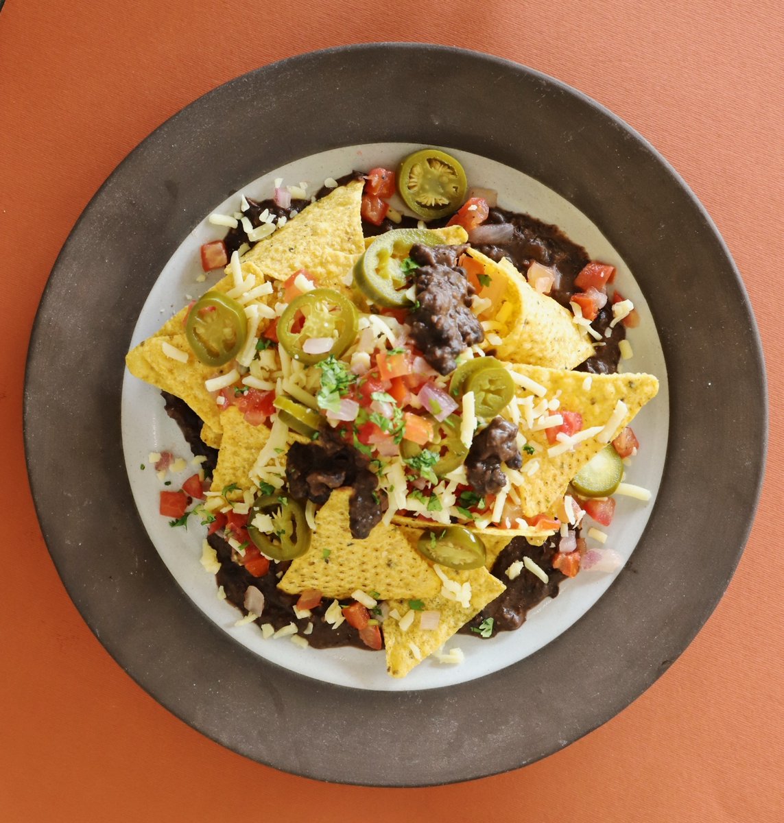 40% OFF NACHOS GRANDE 😙

Authentic Mexican chips topped with black beans, Jalapenos peppers, Salsa fresca and cheese, served with guacamole and sour cream on the side.

Only on <a href="/Deliveroo_ae/">Deliveroo UAE</a> (right now!).